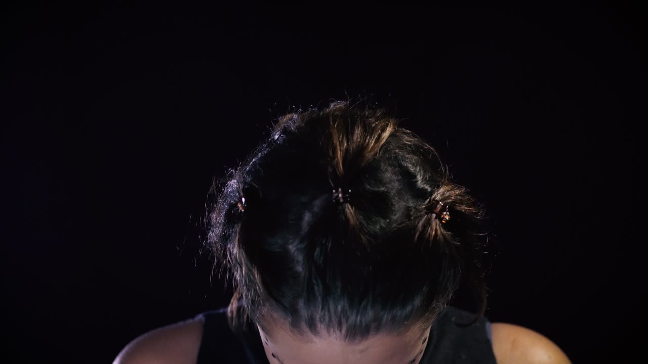 극적인 웃음: 창의적인 판타지 메이크업을 한 소녀 모델