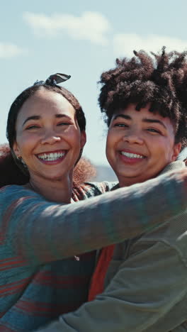 abrazo, amigas y cara de cerca con una sonrisa