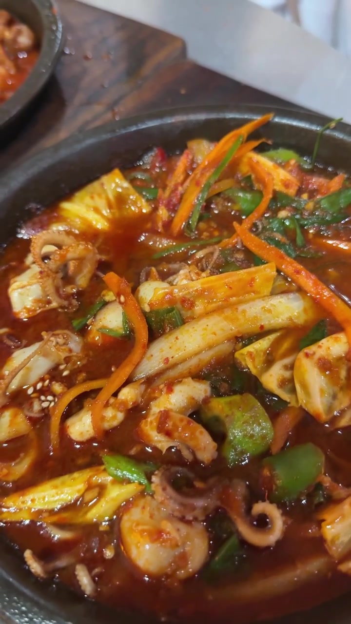 อาหารปลาหมึกผัดเผ็ดเกาหลีร้อนฉ่าและบุลโกกิ