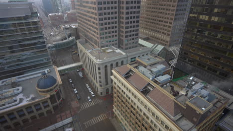 Vista-Del-Centro-De-La-Ciudad-Viendo-Las-Calles-De-La-Ciudad-Y-El-Tráfico-En-Un-Día-Nublado.