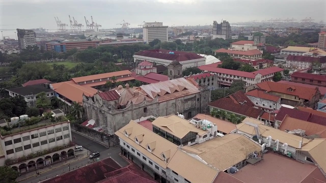 Filipinas, Vista aérea da cidade de Manila em direção à Igreja de Santo Agostinho e ao Porto de Manila com guindastes