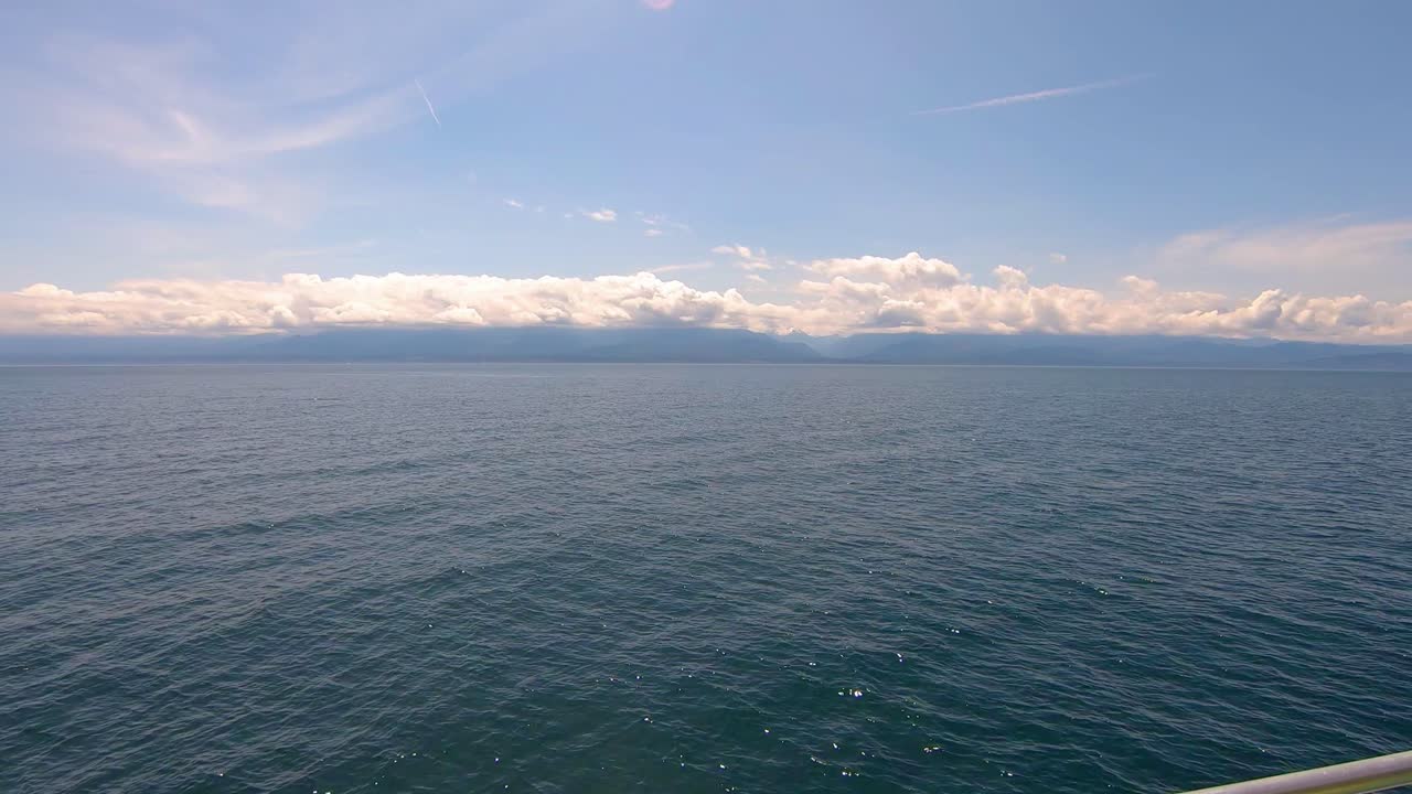 pov는 브리티시 컬럼비아 빅토리아에서 바다의 보트를 타고 과거로 가고 있습니다.