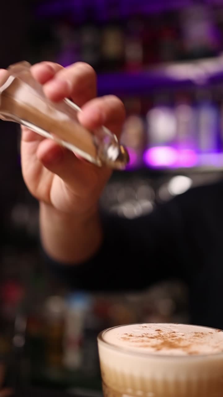 Preparazione cocktail alla cannella