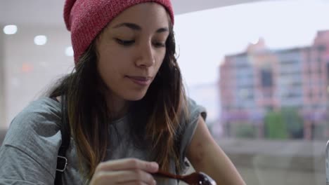 Mujer-Joven-Comiendo-Un-Helado-En-Un-Centro-Comercial