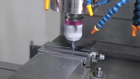 metalurgia cnc máquina de fresado de torno. corte de metal tecnología de procesamiento moderno.