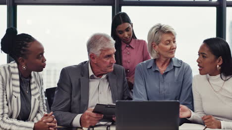 gente de negocios, computadoras portátiles y reunión de colaboración