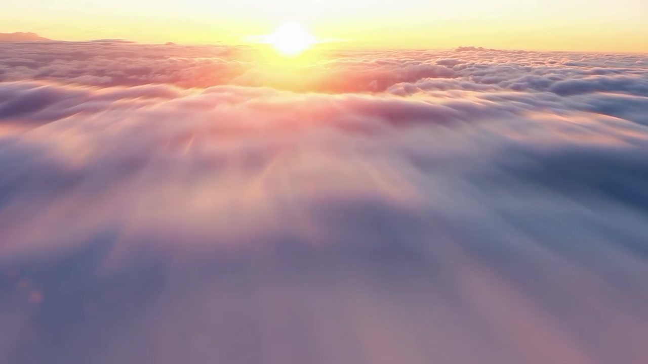 Tramonto dorato sopra un mare di nuvole in movimento