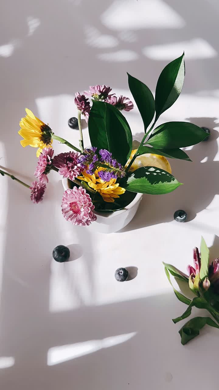 arreglo floral con limón y arándanos