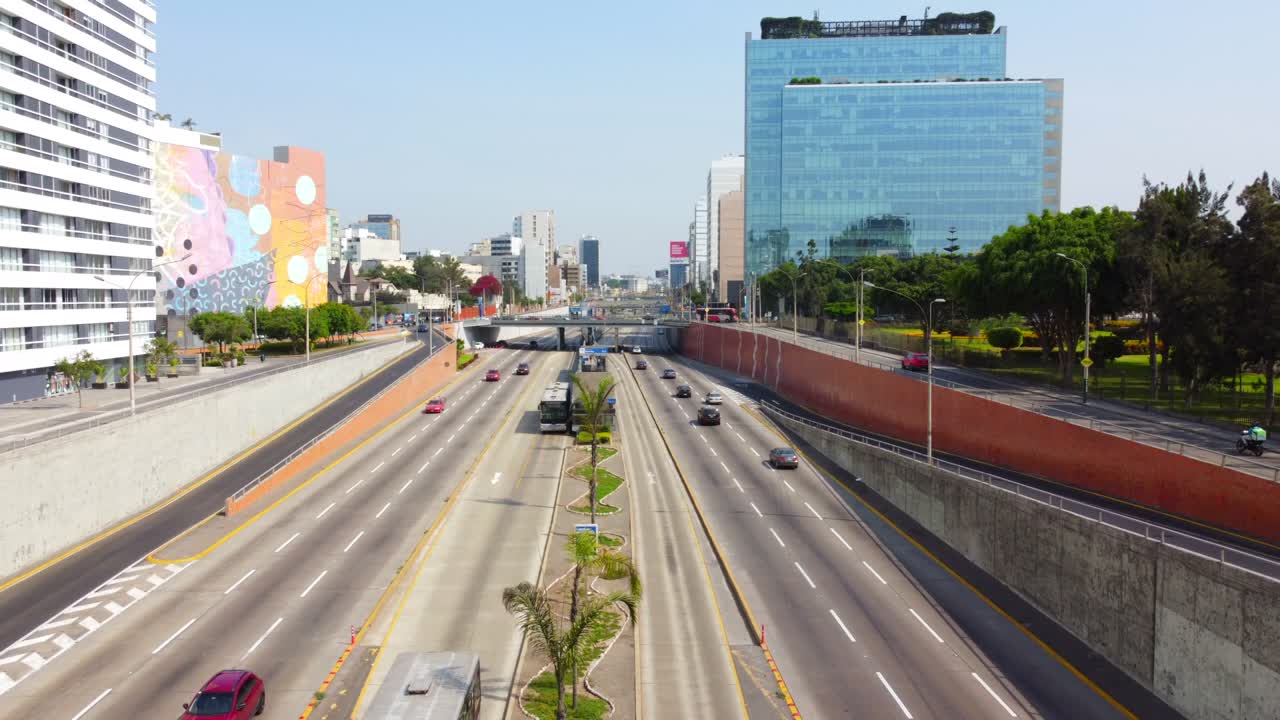 리마의 루이스 베도야 레이스 고속도로의 독점적인 메트로폴리탄 버스 서비스.