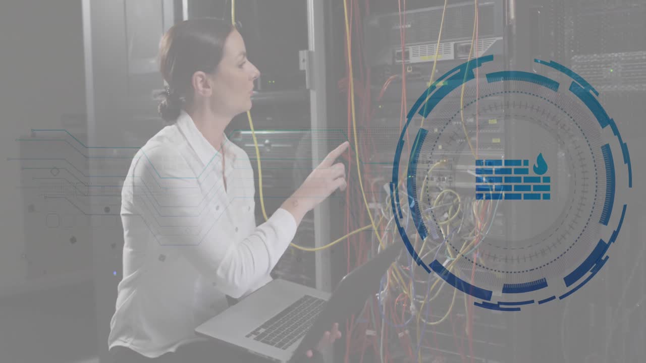 animación de firewall en círculos de carga, ingeniera caucásica comprobando el servidor usando una computadora portátil