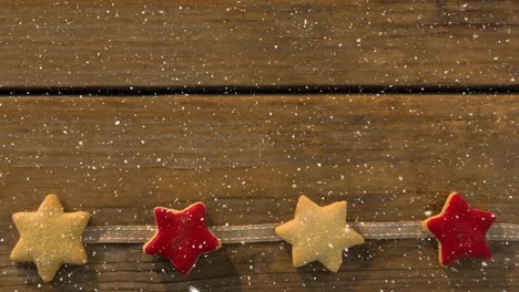 nieve cayendo con la decoración de las estrellas de navidad