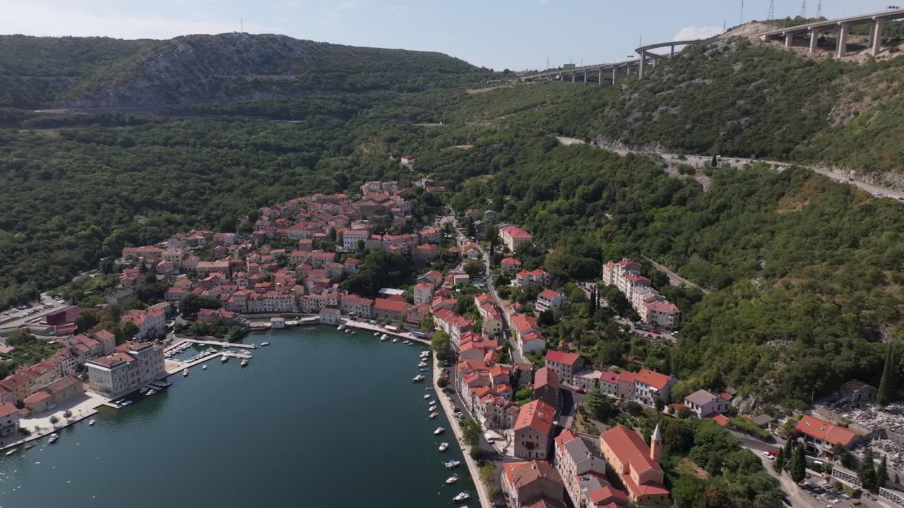 Letecký pohled na pobřežní město v Chorvatsku