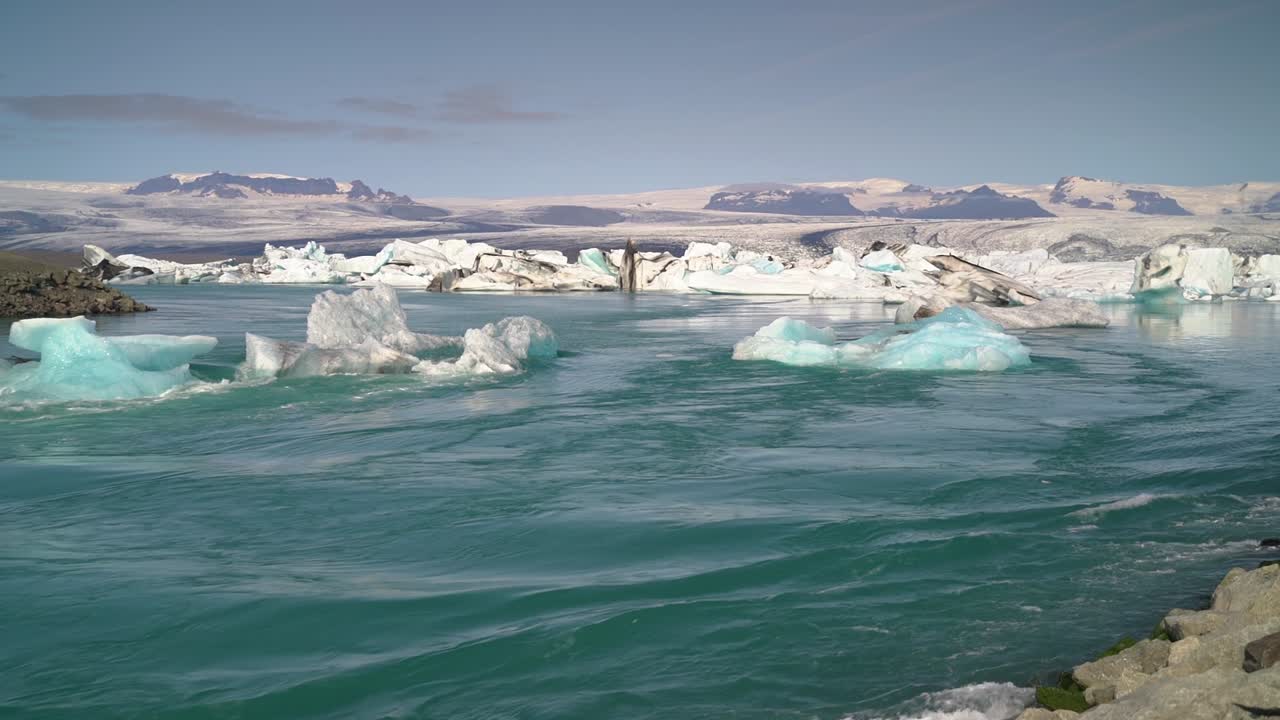 얼음색 확대 - 고정된 단단한 빙산이 있는 청록색 급류 강