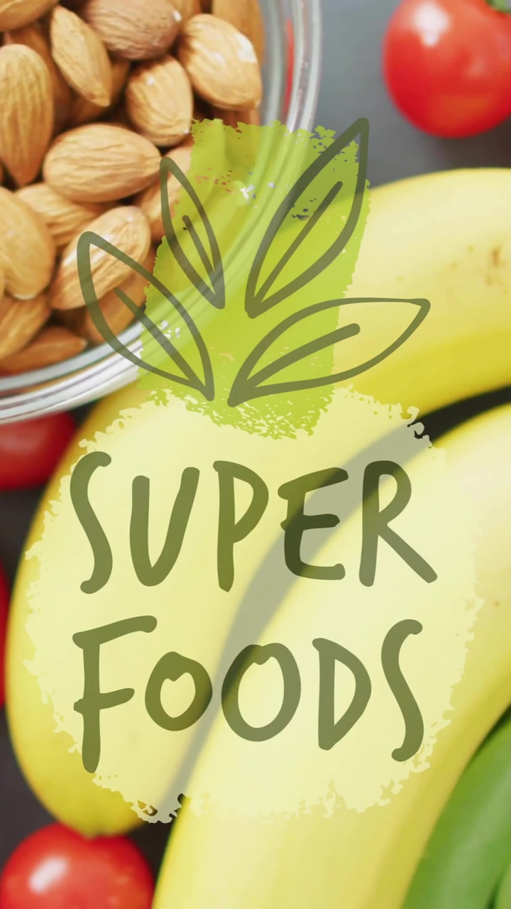 Animazione del testo "Superfood" su frutta, noci e verdure salutari