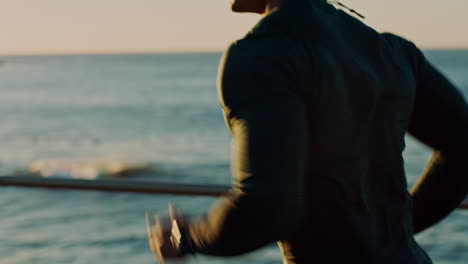 hombre de fitness, playa o deportes corriendo