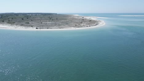 La-Vista-Aérea-Revela-La-Impresionante-Belleza-De-La-Isla-De-Troia,-Enclavada-En-Medio-De-Las-Serenas-Aguas-Del-Río-Sado-En-Portugal.