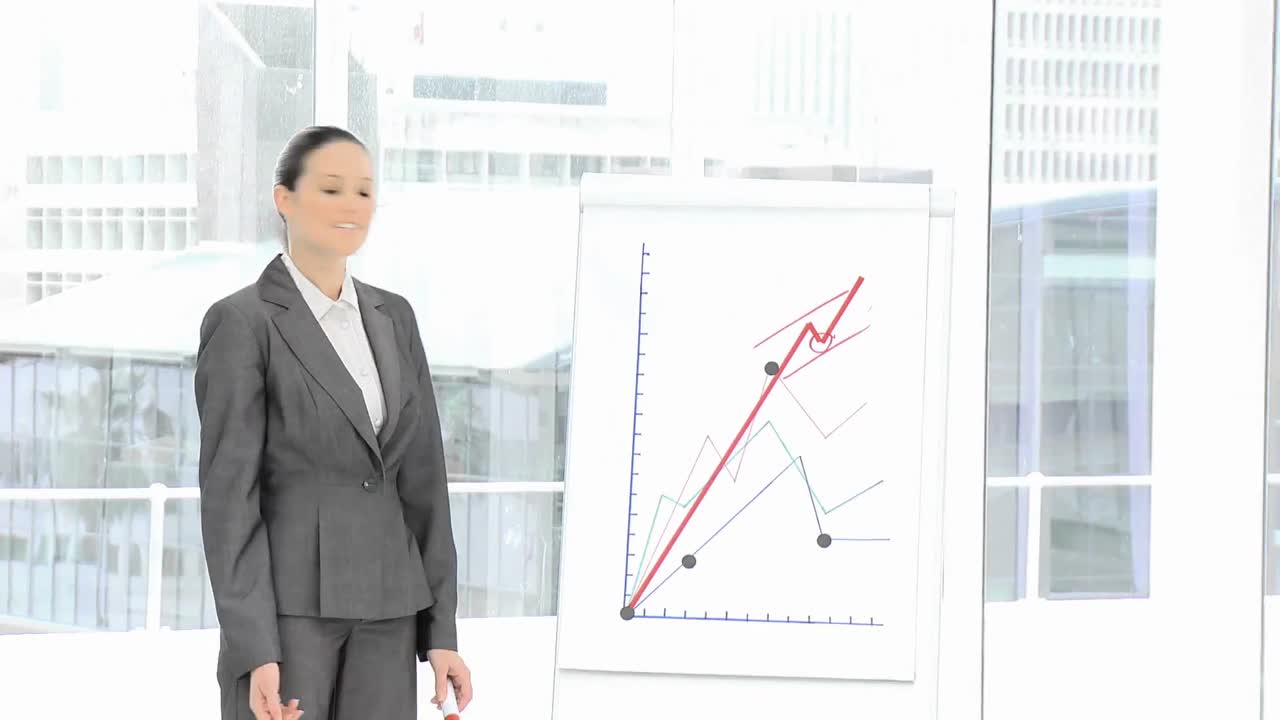 아름다운 사업가 여성이 수치를 보고하고 있습니다.