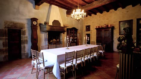 salón de comedor del castillo del siglo xviii con reloj de madera y techo