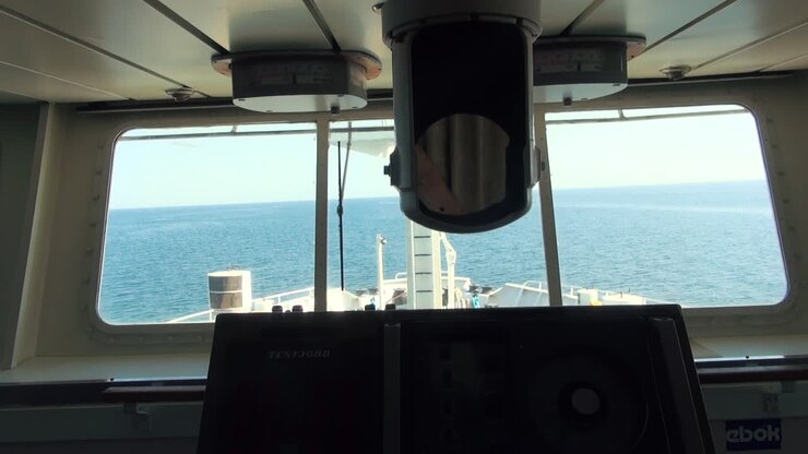 Ponte di comando della nave, timone del capitano, controllo della nave, timone.