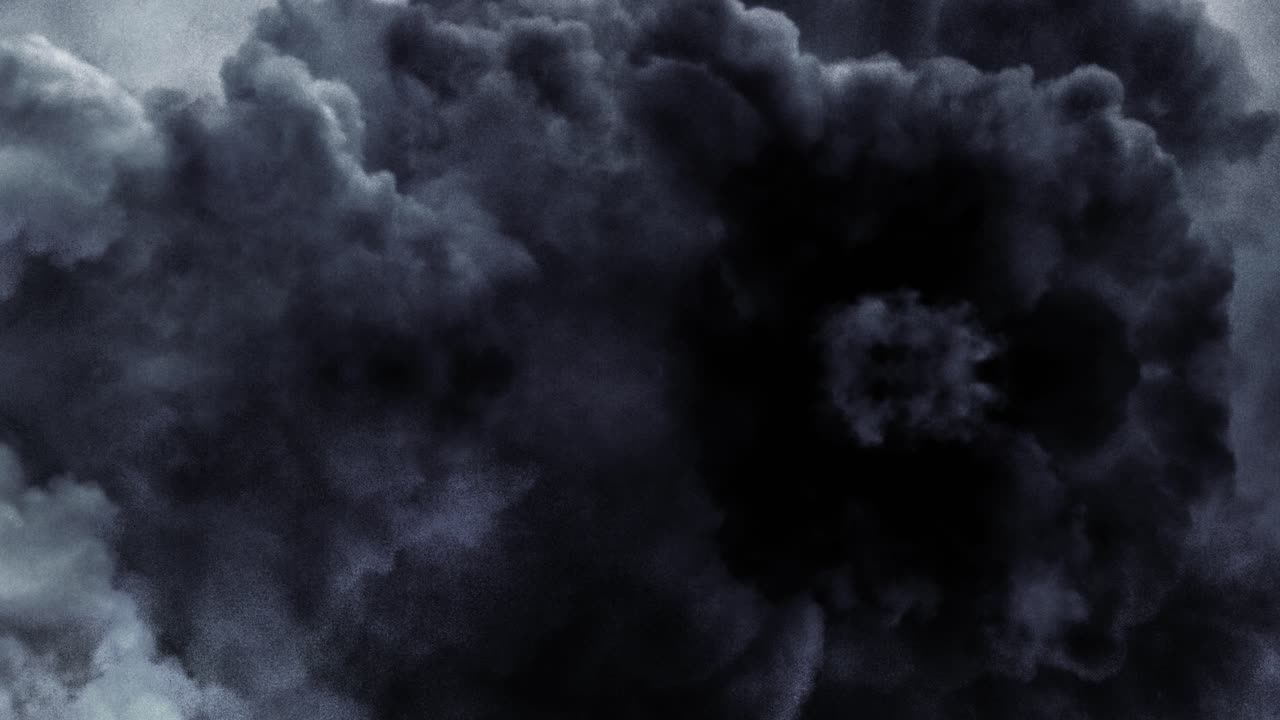 짙은 회색 적운 구름 내부의 뇌우가 더 가까이 이동했습니다.