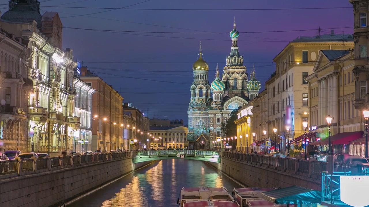 Timelapse nocturne de l'Église du Sauveur sur le Sang Versé avec reflet dans le canal Griboïedov. C'est un point de repère architectural du centre de Saint-Pétersbourg et un monument unique dédié à Alexandre II le Libérateur