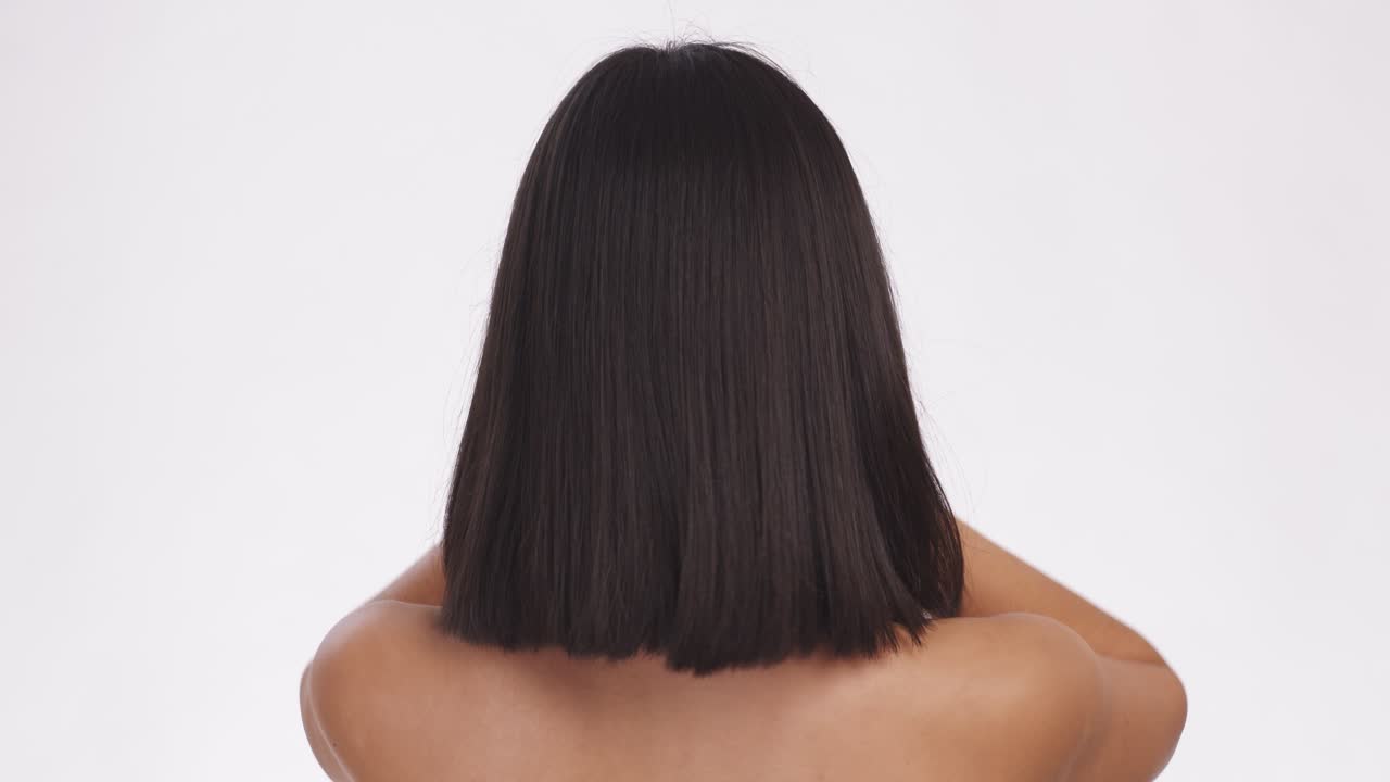 짧은 검은 머리카락을 가진 여자