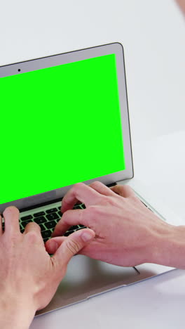 hombre trabajando en una computadora portátil