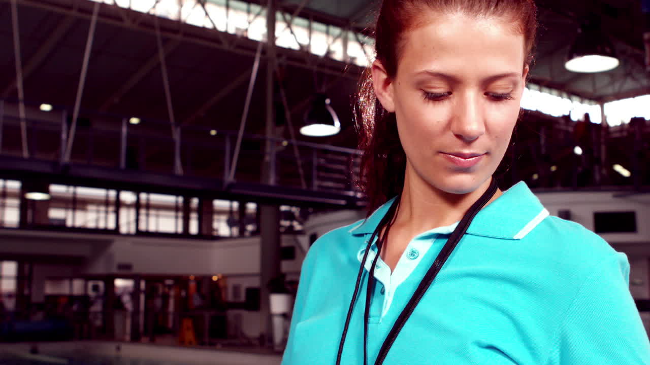 entrenador sonriente con el clipboard en la mano