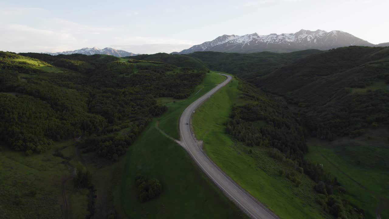 trappers loop carretera panorámica cerca de huntsville, utah - vista aérea desde un dron