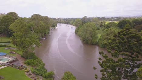 Toma-Panorámica-Aérea-Del-Río-Nerang-En-La-Costa-Dorada-De-Ashmore,-Queensland,-Australia