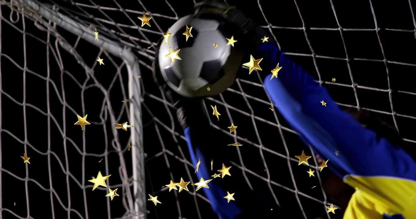 Futbol topu fırlatıldıktan sonra, kaleci golü kurtarmak için atlayıp şutu yakalıyor, altın yıldız efektiyle.