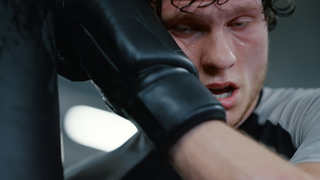 피트니스 센터에서  ⁇ 을  ⁇ 는 지친 전투기. 체육관에서 휴식을 취하는 스포츠맨