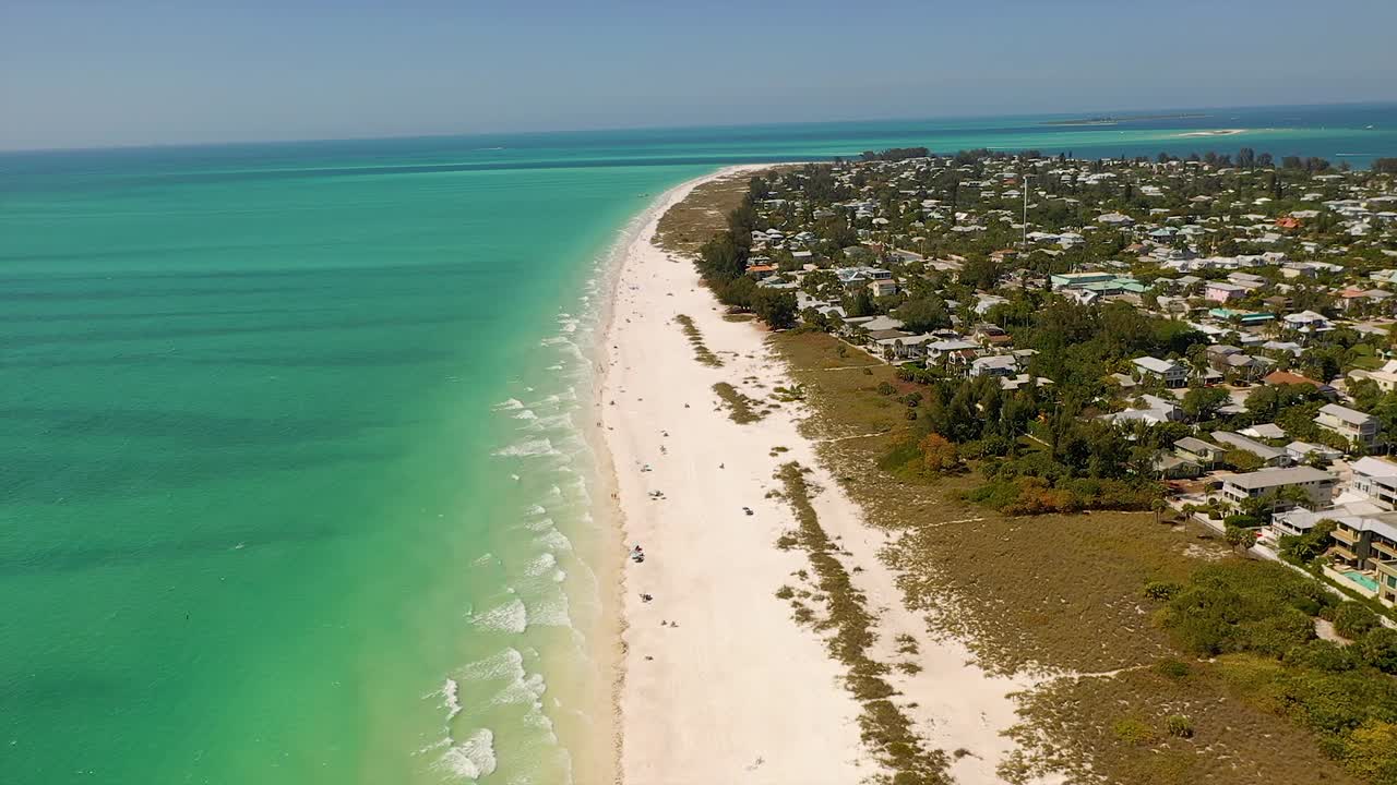 플로리다에 있는 안나 마리아 섬의 청록색 물과 해변의 조감도