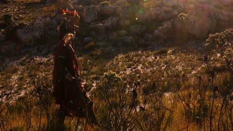hombre tribal caminando por el campo 4k