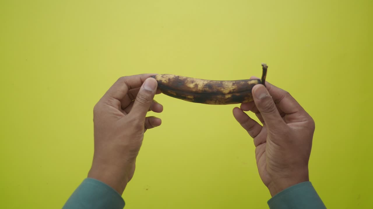 Una buccia di banana su sfondo giallo