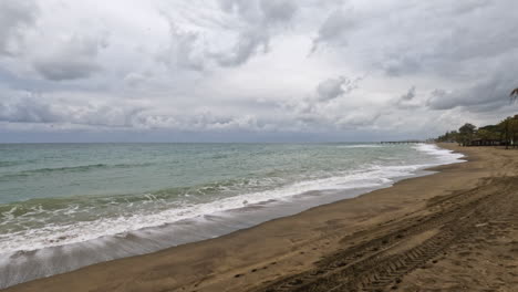 Toma-4k-De-Una-Playa-Vacía-En-Marbella,-España