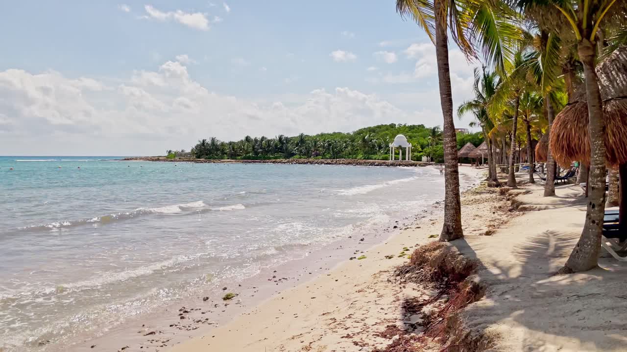 TRS Beach Resort en Tulum, Cancún, México, mostrando la playa y el Mar Caribe, toma estática sin movimiento de cámara