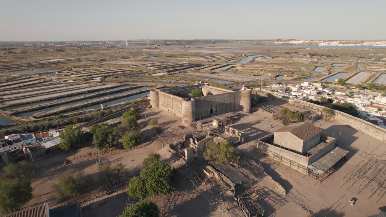 Ripresa aerea con allontanamento che mostra il castello medievale di Castro Marim e i resti all'interno della fortificazione in Algarve, Portogallo.