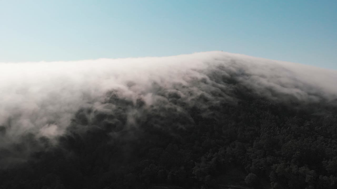 movimientos aéreos a una increíble formación de nubes lenticulares que cubren la montaña del monte de santa tecla galicia, españa