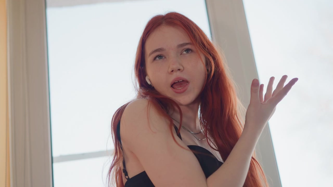Thực hiện màn bói toán huyền bí đầy kịch tính. Nghi lễ bên cửa sổ đầy ấn tượng với bài tarot và pha lê. Cử chỉ biểu cảm và ánh mắt đầy kịch tính trong màn trình diễn bói toán huyền bí