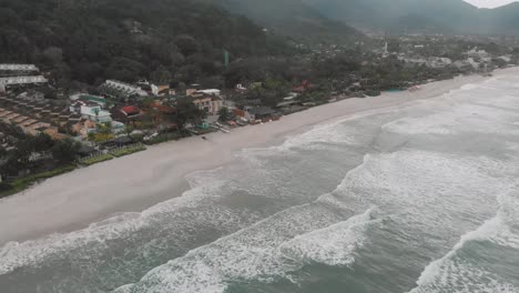 Imágenes-De-Drones-De-La-Playa-Sobre-El-Mar,-Montaña-Frente-Al-Mar,-Día-Nublado,-Olas,-Paisaje-De-Juquehy,-Ubatuba,-Costa-Norte-De-São-Paulo,-Brasil