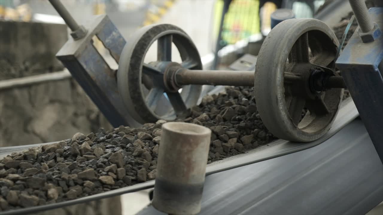 transportador de cinta, elevador frío y tolva para suministrar agregado frío desde el contenedor frío