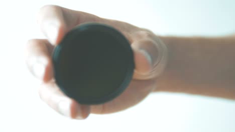 imágenes sobreexpuestas con densidad neutra y comparación de filtros 4k. toma estática con hermoso valle verde en foco y mano en la mano y filtro fuera de foco que muestra la imagen correctamente expuesta.