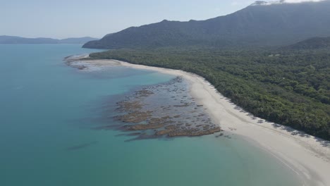 Frondosos-árboles-Verdes-Y-Arena-Blanca-En-Myall-Beach-En-Cape-Tribulation,-Queensland,-Australia