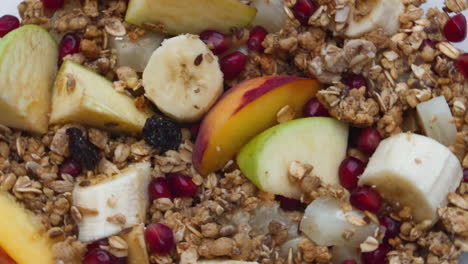 frutas frescas de granola crujientes que se preparan para el desayuno en primer plano. comida vegetariana.