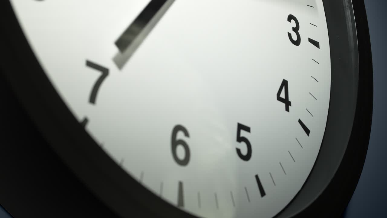 cara del reloj en la pared azul oscuro en el lapso de tiempo