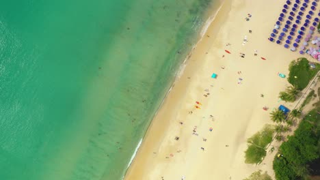 Luftfliegende-Drohnenansicht-Des-Weißen-Sandstrandes-Von-Kot-Noi-Beach-Auf-Einer-Sonnigen-Tropischen-Paradiesinsel-Mit-Aquablauem-Himmel,-Meerwasserozean