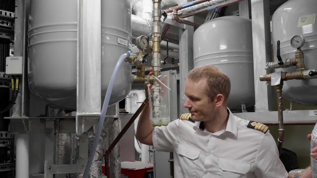 el capitán no está contento después de la fuga de líquido de refrigeración en el área de la sala de máquinas de la nave