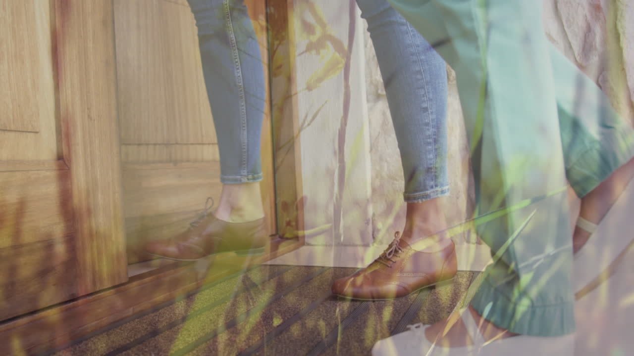 백인 여성과 그녀의 딸이 문을 열고 있는 중간 부분을 가로질러 움직이는 풀의 애니메이션