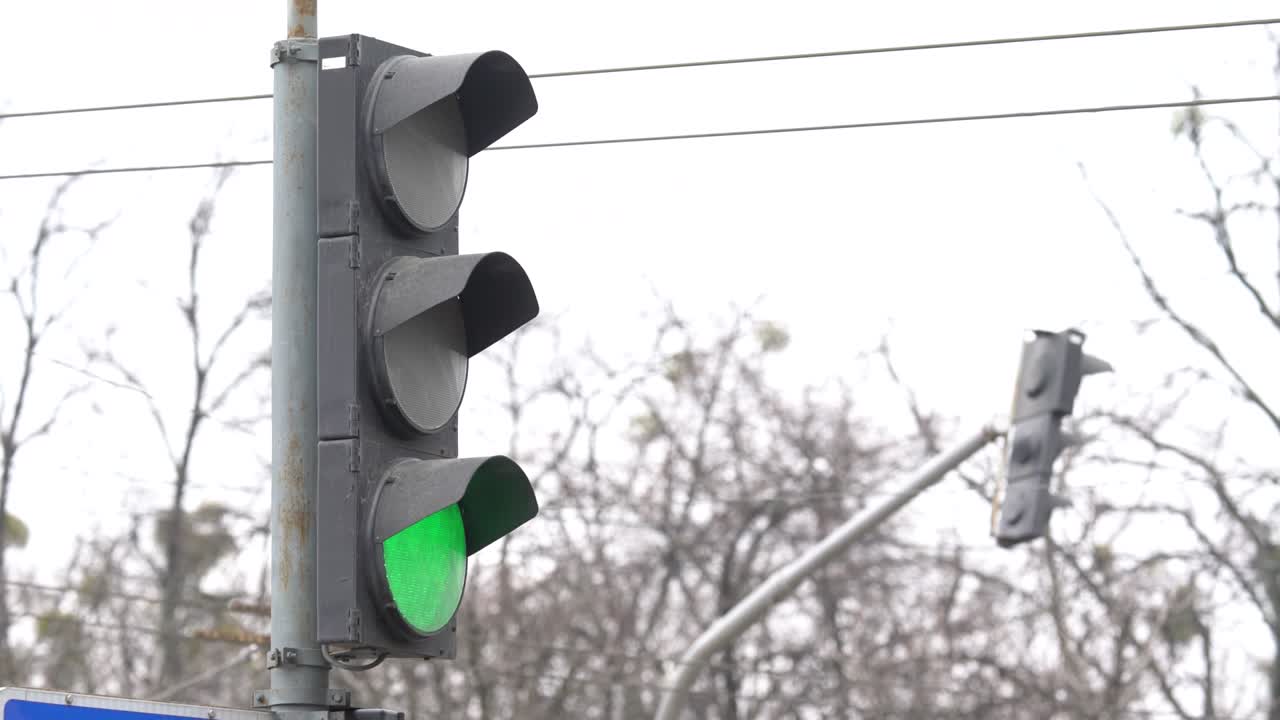 primer plano de un semáforo en la carretera durante el día